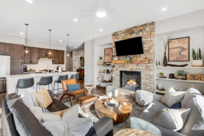 New Luxury Loft 101 I Large Hot Tub I Great Views I Best Price I FREE Adventures Daily